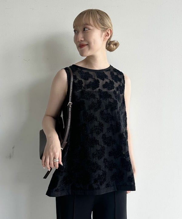 大浦 栞さんの「BEAMS WOMEN｜モールヤーン フラワー ブラウス」を使ったコーディネート