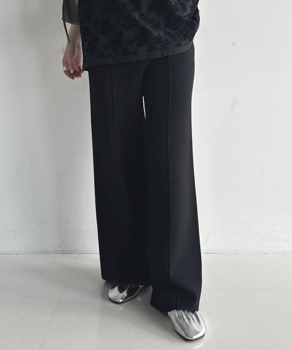 大浦 栞さんの「BEAMS WOMEN｜モールヤーン フラワー ブラウス」を使ったコーディネート