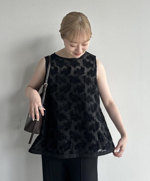 大浦 栞さんの「BEAMS WOMEN｜モールヤーン フラワー ブラウス」を使ったコーディネート