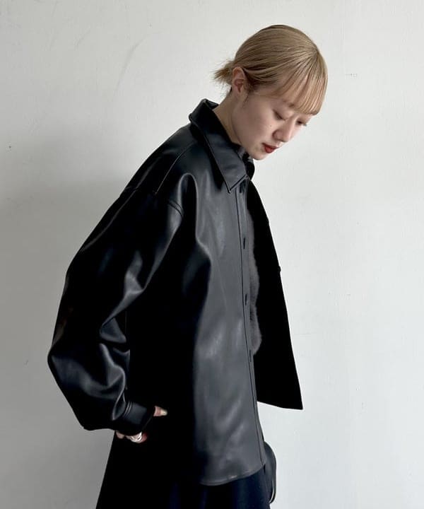 大浦 栞さんの「BEAMS WOMEN｜フェイクレザー シャツジャケット」を使ったコーディネート