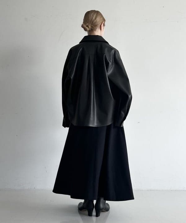 大浦 栞さんの「BEAMS WOMEN｜フェイクレザー シャツジャケット」を使ったコーディネート