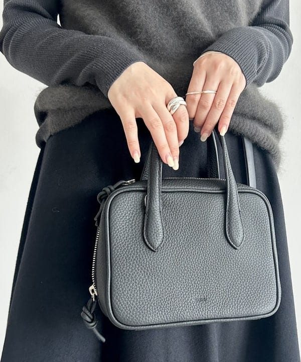 大浦 栞さんの「BEAMS WOMEN｜フェイクレザー シャツジャケット」を使ったコーディネート