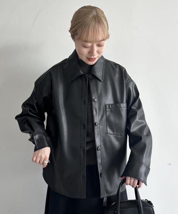大浦 栞さんの「BEAMS WOMEN｜フェイクレザー シャツジャケット」を使ったコーディネート