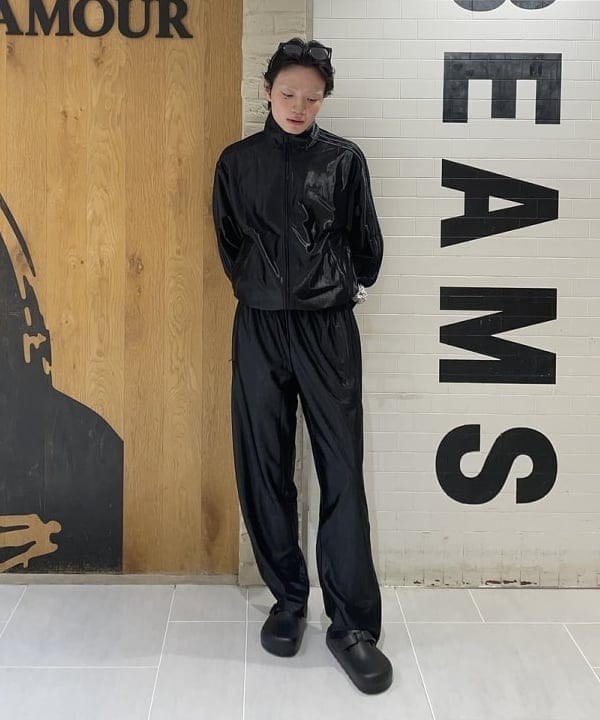 マツミヤさんの「BEAMS WOMEN｜adidas / ファイヤーバード アディカラー メタリック トラックパンツ」を使ったコーディネート