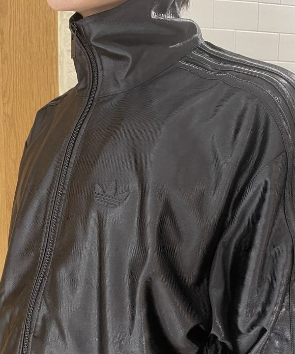 マツミヤさんの「BEAMS WOMEN｜adidas / ファイヤーバード アディカラー メタリック トラックパンツ」を使ったコーディネート