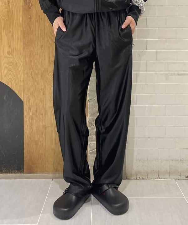 マツミヤさんの「BEAMS WOMEN｜adidas / ファイヤーバード アディカラー メタリック トラックパンツ」を使ったコーディネート