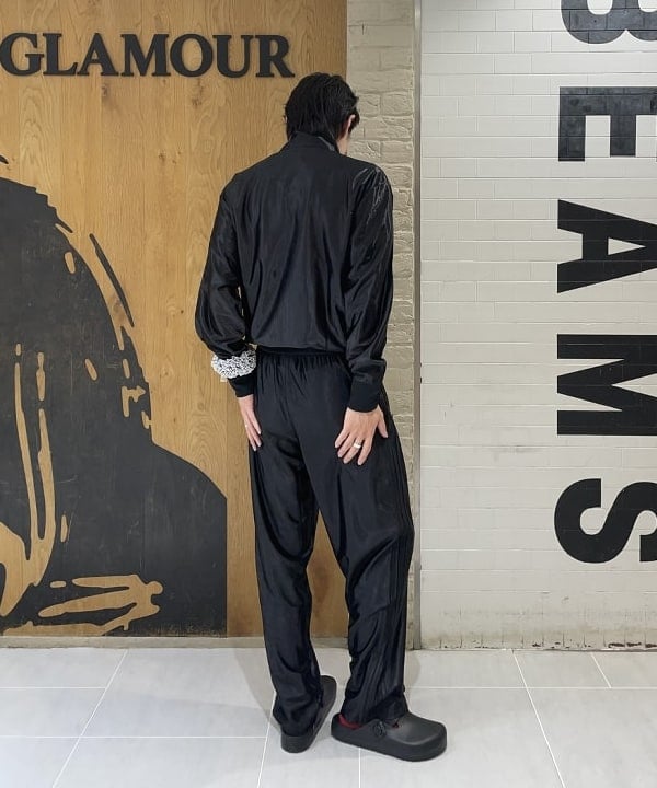 マツミヤさんの「BEAMS WOMEN｜adidas / ファイヤーバード アディカラー メタリック トラックパンツ」を使ったコーディネート