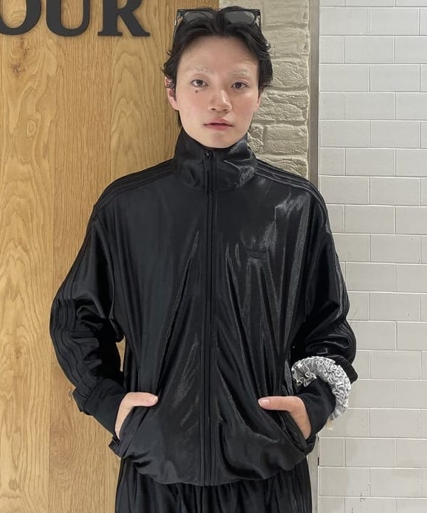 マツミヤさんの「BEAMS WOMEN｜adidas / ファイヤーバード アディカラー メタリック トラックパンツ」を使ったコーディネート