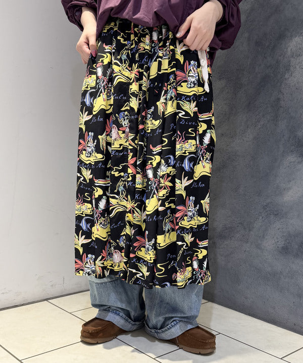 yokoyama shionさんの「BEAMS WOMEN｜【別注】SUN SURF / ギャザー ロング スカート」を使ったコーディネート