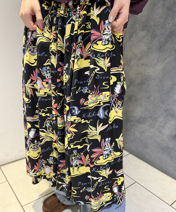 yokoyama shionさんの「BEAMS WOMEN｜【別注】SUN SURF / ギャザー ロング スカート」を使ったコーディネート