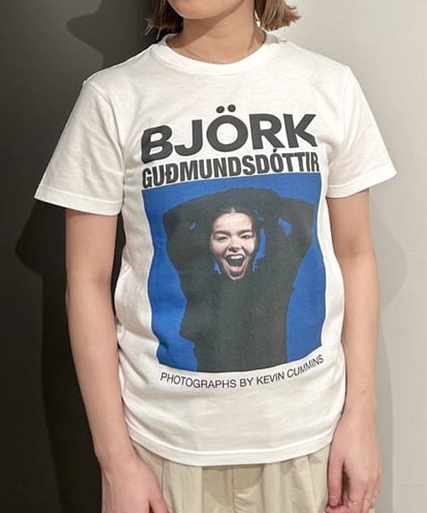 早川 萌子さんの「BEAMS WOMEN｜【別注】Kevin Cummins / 「Bjork」Photo T③」を使ったコーディネート
