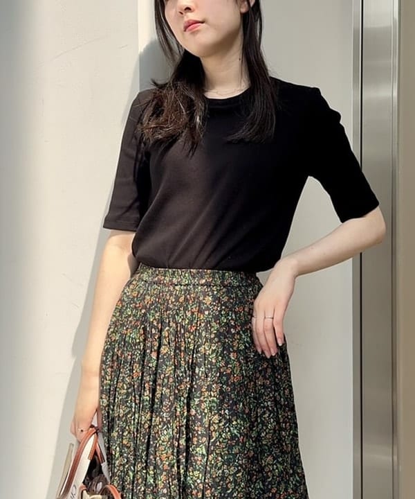 山田 千遥さんの「BEAMS WOMEN｜【別注】スタイリスト佐藤佳菜子 × SLOANE / クルーネック リブTシャツ」を使ったコーディネート