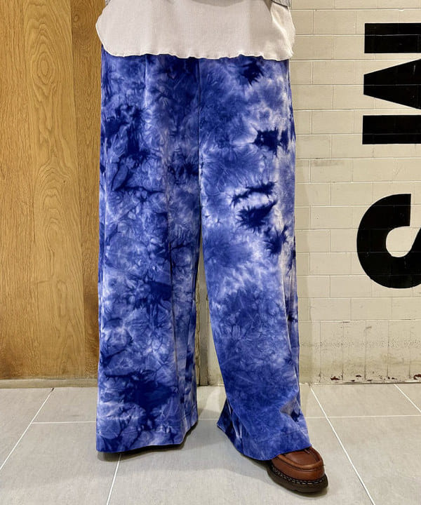 スミレさんの「BEAMS WOMEN｜【別注】NEEDELS / ベロア パンツ」を使ったコーディネート