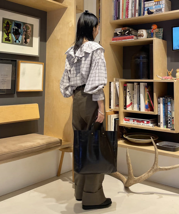 津藤 理佐子さんの「BEAMS WOMEN｜チェック フリルカラー シャツ」を使ったコーディネート