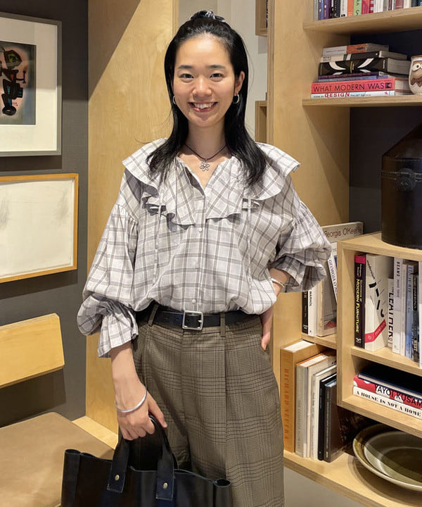 津藤 理佐子さんの「BEAMS WOMEN｜チェック フリルカラー シャツ」を使ったコーディネート