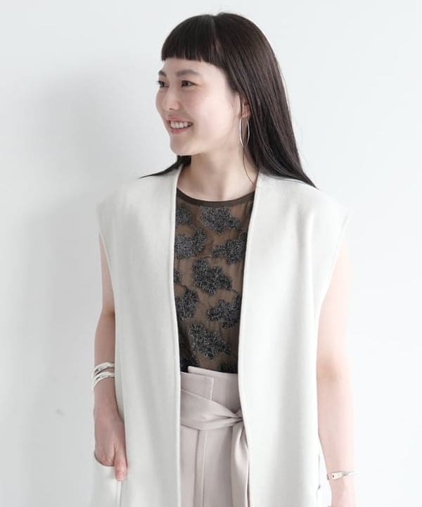 Ichika Hondaさんの「BEAMS WOMEN｜リバー ロングジレ」を使ったコーディネート