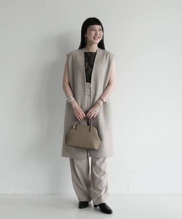 Ichika Hondaさんの「BEAMS WOMEN｜リバー ロングジレ」を使ったコーディネート