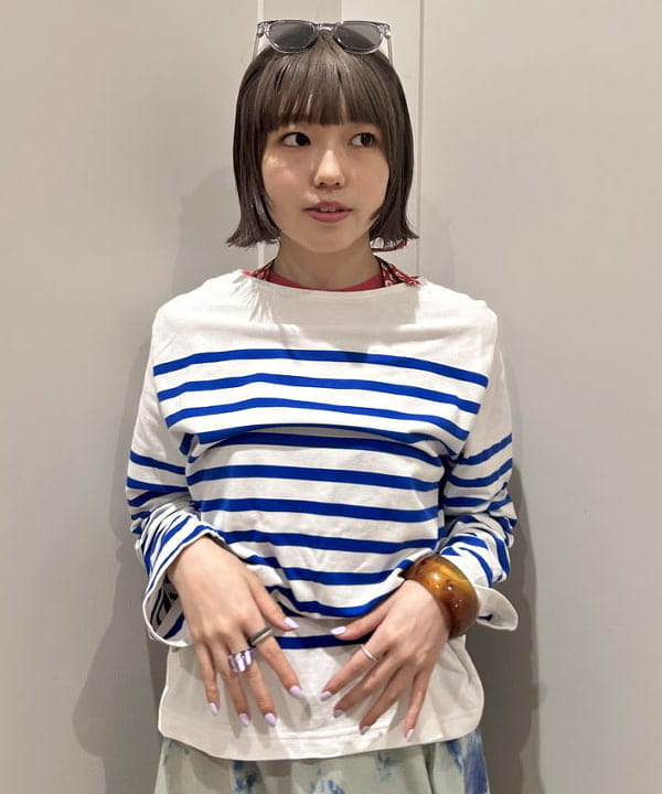 小原 もこさんの「BEAMS WOMEN｜ナバルボーダー ビッグ ボートネック カットソー」を使ったコーディネート