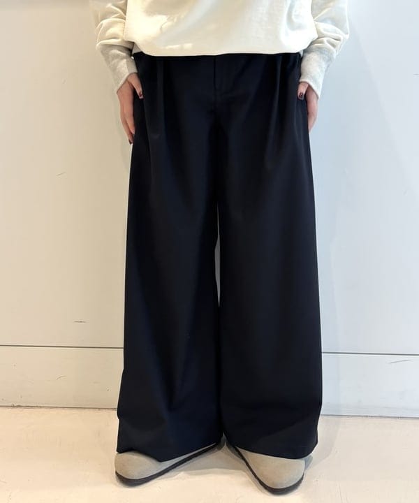 カスタニ モモノさんの「BEAMS WOMEN｜【別注】Gramicci / 2プリーツ ワイド スラックス 25FW」を使ったコーディネート