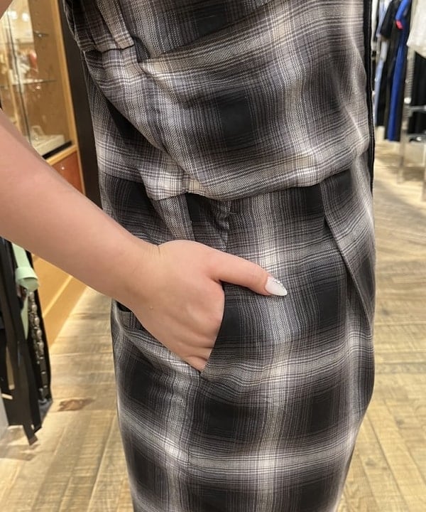 星野 真依さんの「BEAMS WOMEN｜チェック キャミソール サロペット」を使ったコーディネート