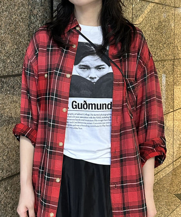Sakiさんの「BEAMS WOMEN｜【別注】Kevin Cummins / 「Bjork」Photo T①」を使ったコーディネート