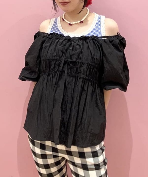 晶さんの「BEAMS WOMEN｜オフショルダー パフスリーブ ブラウス」を使ったコーディネート