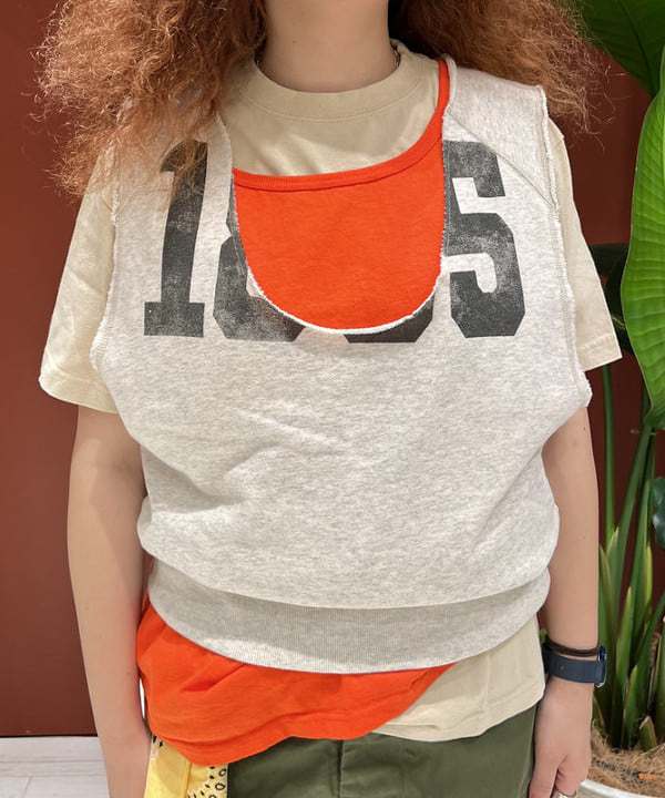 エノモト アミさんの「BEAMS WOMEN｜【別注】GOOD ROCK SPEED / カレッジ Tシャツ」を使ったコーディネート