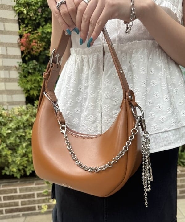 amiriさんの「BEAMS WOMEN｜■レース ペプラム ノースリーブ ブラウス」を使ったコーディネート