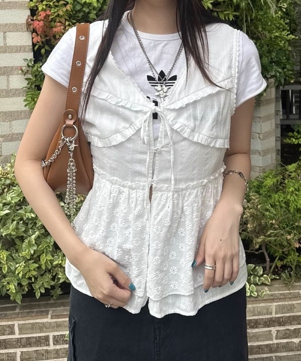 amiriさんの「BEAMS WOMEN｜■レース ペプラム ノースリーブ ブラウス」を使ったコーディネート