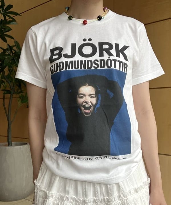 Hazukiさんの「BEAMS WOMEN｜【別注】Kevin Cummins / 「Bjork」Photo T③」を使ったコーディネート