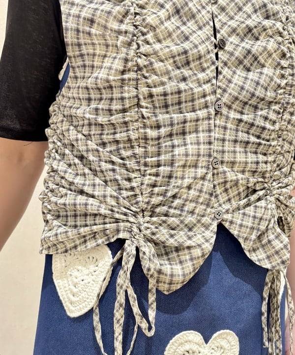 YABUさんの「BEAMS WOMEN｜チェック ギャザー ノースリーブ ブラウス」を使ったコーディネート