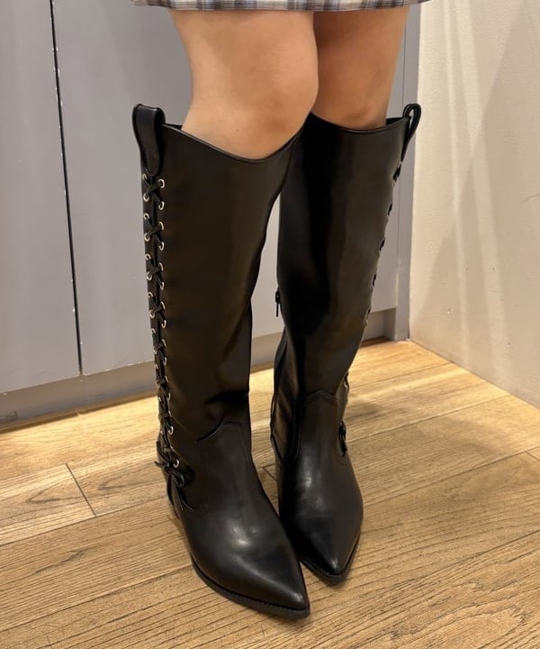 オカベ　アヤカさんの「BEAMS WOMEN｜レースアップ ウエスタン ブーツ」を使ったコーディネート