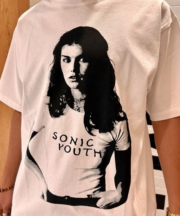Shutoさんの「BEAMS WOMEN｜【別注】Champion × SONIC YOUTH / SHORT SLEEVE T-SHIRT 25SS」を使ったコーディネート