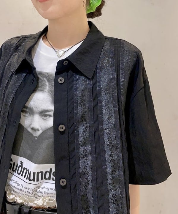 カタヤマ アヤさんの「BEAMS WOMEN｜【別注】Kevin Cummins / 「Bjork」Photo T①」を使ったコーディネート