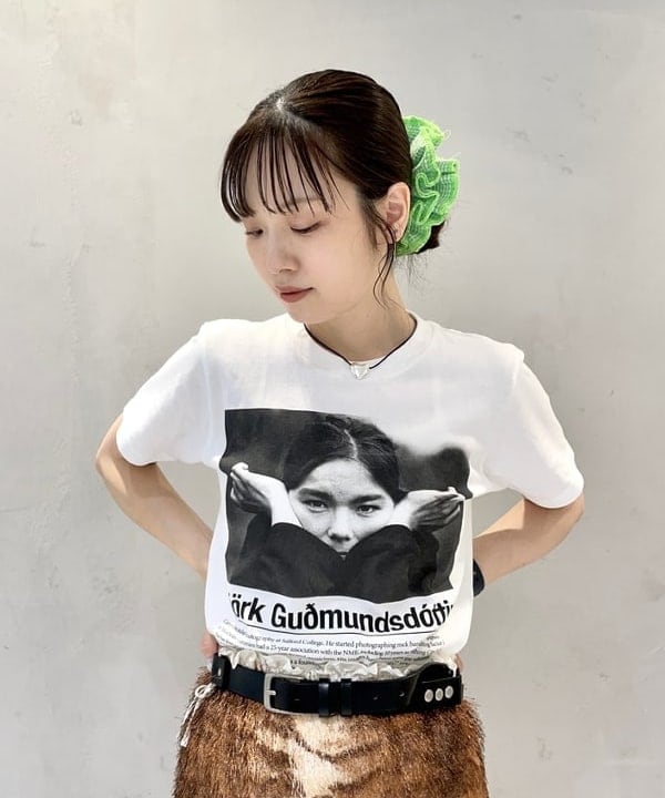 カタヤマ アヤさんの「BEAMS WOMEN｜【別注】Kevin Cummins / 「Bjork」Photo T①」を使ったコーディネート