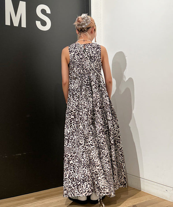 佐藤 亜美さんの「BEAMS WOMEN｜GHOSPELL / Mattie Midi Dress」を使ったコーディネート