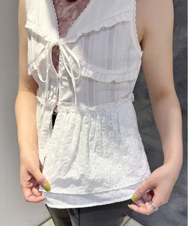 庭野 優紀さんの「BEAMS WOMEN｜■レース ペプラム ノースリーブ ブラウス」を使ったコーディネート