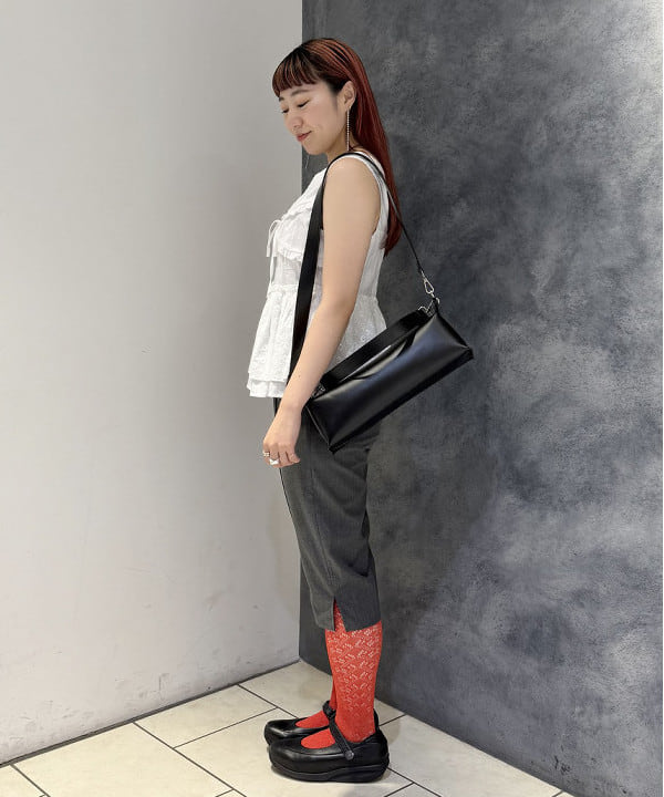 庭野 優紀さんの「BEAMS WOMEN｜■レース ペプラム ノースリーブ ブラウス」を使ったコーディネート