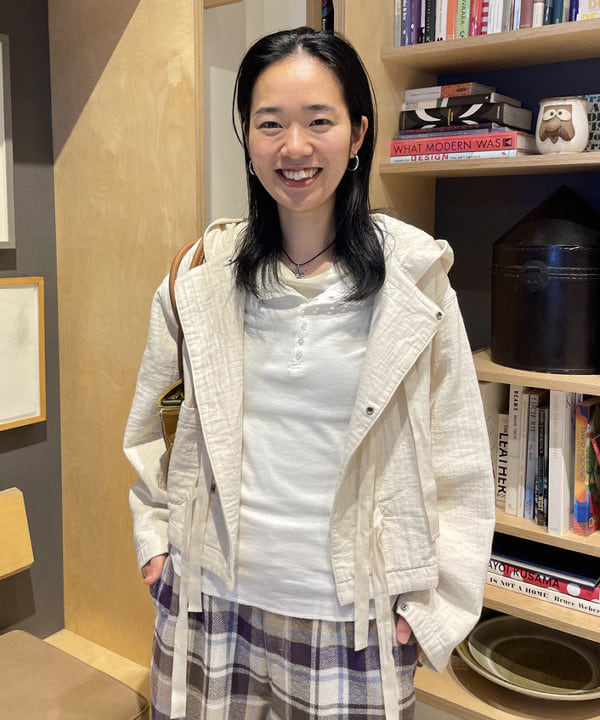 津藤 理佐子さんの「BEAMS WOMEN｜コットン ミリタリー フード ジャケット」を使ったコーディネート