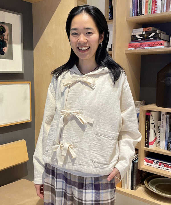 津藤 理佐子さんの「BEAMS WOMEN｜コットン ミリタリー フード ジャケット」を使ったコーディネート