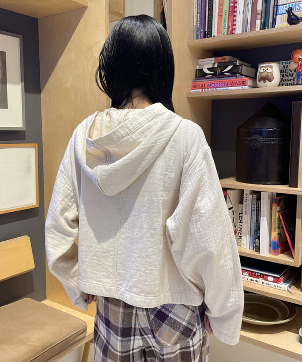 津藤 理佐子さんの「BEAMS WOMEN｜コットン ミリタリー フード ジャケット」を使ったコーディネート