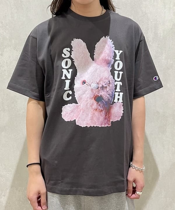 こたろうさんの「BEAMS WOMEN｜【別注】Champion &times; SONIC YOUTH / SHORT SLEEVE T-SHIRT 25SS」を使ったコーディネート