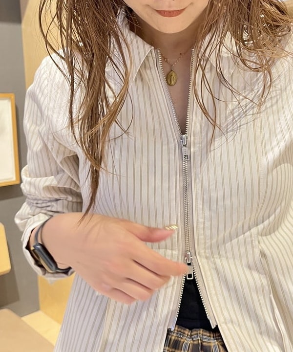 大木さんの「BEAMS WOMEN｜ストライプ ジップ シャツ」を使ったコーディネート