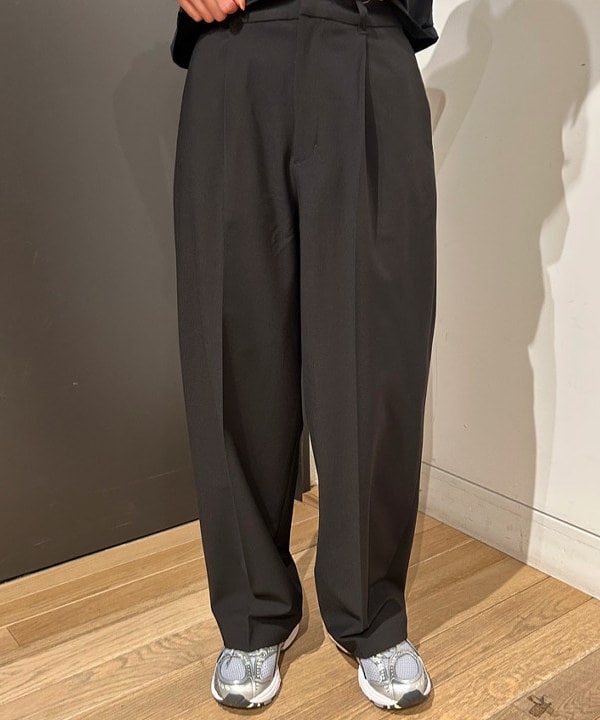 佐藤 亜美さんの「BEAMS WOMEN｜1タック ストレート パンツ | 新生活・通勤・通学・オフィスカジュアル・オンオフ兼用・好印象コーデ」を使ったコーディネート