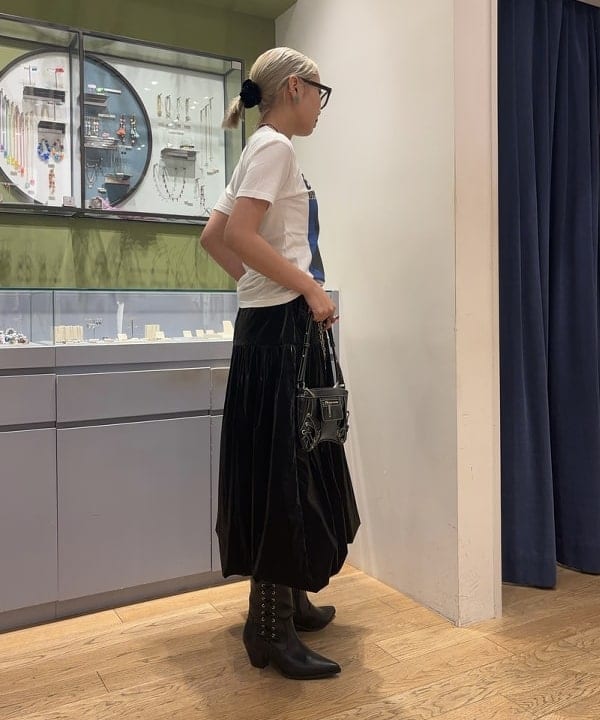 山本 里南さんの「BEAMS WOMEN｜グロッシー バルーン スカート」を使ったコーディネート