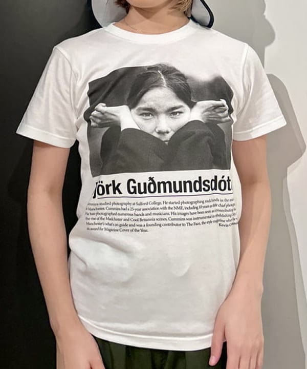 早川 萌子さんの「BEAMS WOMEN｜【別注】Kevin Cummins / 「Bjork」Photo T①」を使ったコーディネート