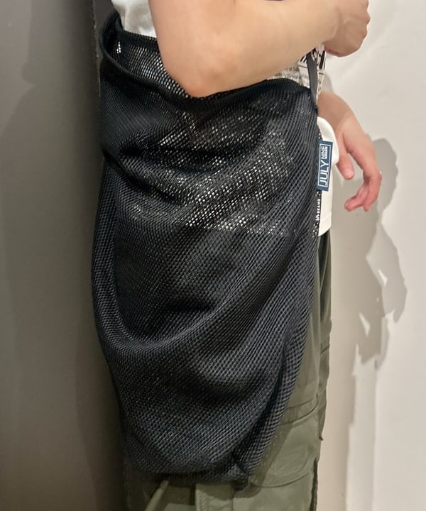 早川 萌子さんの「BEAMS WOMEN｜【別注】Kevin Cummins / 「Bjork」Photo T①」を使ったコーディネート