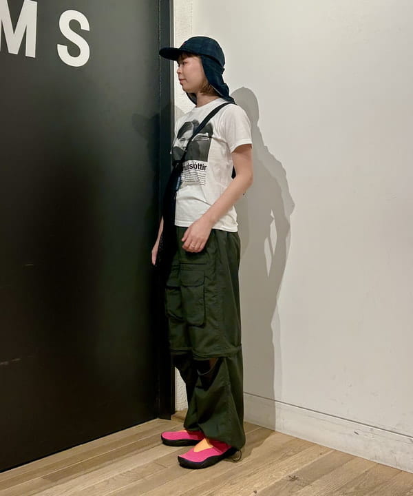 早川 萌子さんの「BEAMS WOMEN｜【別注】Kevin Cummins / 「Bjork」Photo T①」を使ったコーディネート