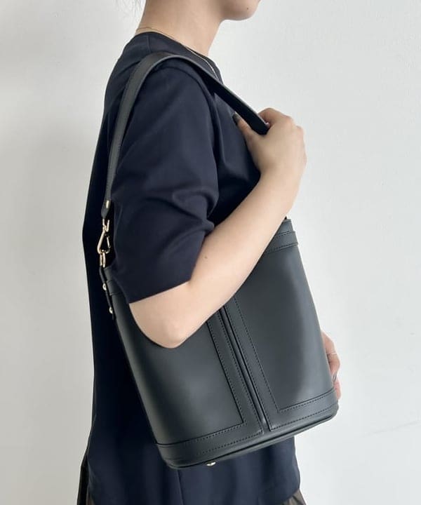 佐藤 美樹さんの「BEAMS WOMEN｜▲GIANNI NOTARO / NEW フレーム バケット バッグ」を使ったコーディネート