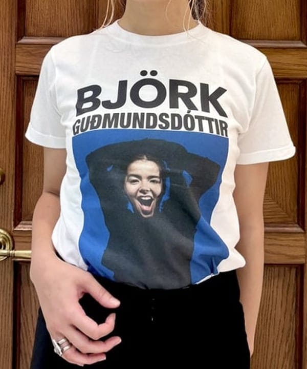 はっとりさんの「BEAMS WOMEN｜【別注】Kevin Cummins / 「Bjork」Photo T③」を使ったコーディネート
